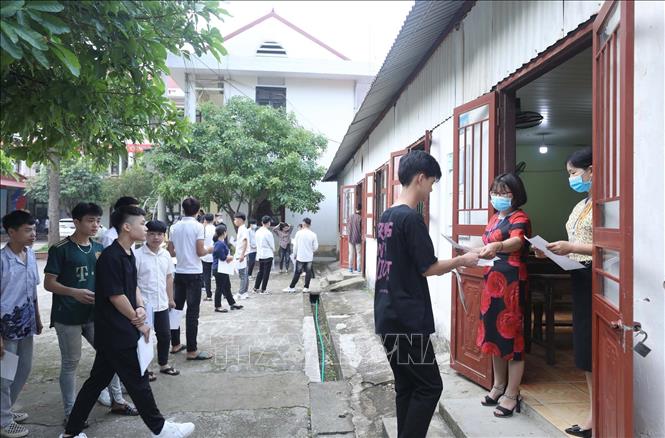 Trong ảnh: Các thí sinh làm thủ tục vào phòng thi tại điểm thi Trường Trung học Phổ thông Văn Lãng (Lạng Sơn). Ảnh: Anh Tuấn – TTXVN
