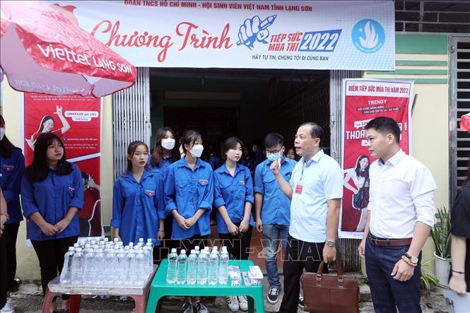 Trong ảnh: Giám đốc Sở Giáo dục và Đào tạo tỉnh Lạng Sơn Hoàng Quốc Tuấn kiểm tra hoạt động Tiếp sức mùa thi tại điểm thi Trường Trung học Phổ thông Văn Lãng. Ảnh: Anh Tuấn – TTXVN
