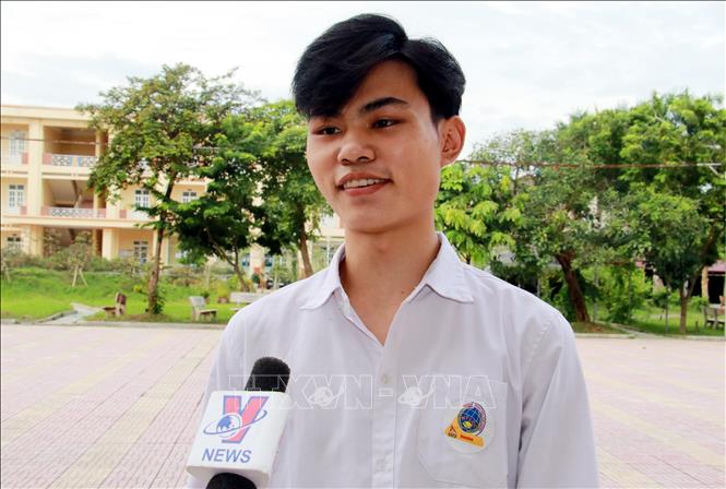 Trong ảnh: Em Trần Văn Trường, thí sinh thi tại điểm thi Trường THPT Mỹ Lộc, huyện Mỹ Lộc, tỉnh Nam Định trả lời phỏng vấn TTXVN cho biết đã hoàn thành tốt bài thi môn Ngữ văn. Ảnh: Nguyễn Lành - TTXVN

