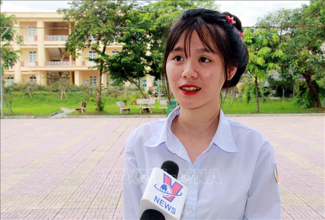 Trong ảnh: Em Trịnh Thị Minh Trang, thí sinh thi tại điểm thi Trường THPT Mỹ Lộc, huyện Mỹ Lộc, tỉnh Nam Định trả lời phỏng vấn TTXVN cho biết đã hoàn thành tốt bài thi môn Ngữ văn. Ảnh: Nguyễn Lành - TTXVN
