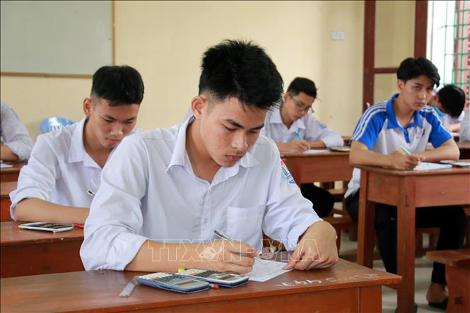 Trong ảnh: Thí sinh dự thi môn Toán tại điểm thi Trường THPT Trần Văn Bảo, huyện Nam Trực, tỉnh Nam Định. Ảnh: Nguyễn Lành - TTXVN