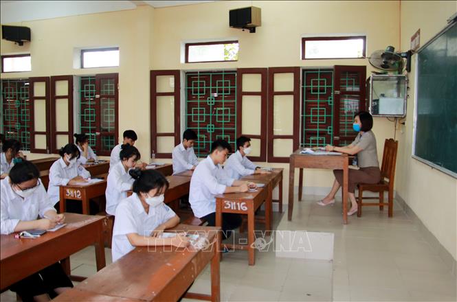 Trong ảnh: Thí sinh dự thi môn Toán tại điểm thi Trường THPT Trần Văn Bảo, huyện Nam Trực, tỉnh Nam Định. Ảnh: Nguyễn Lành - TTXVN
