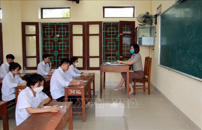 Trong ảnh: Thí sinh dự thi môn Toán tại điểm thi Trường THPT Trần Văn Bảo, huyện Nam Trực, tỉnh Nam Định. Ảnh: Nguyễn Lành - TTXVN