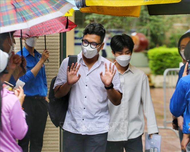 Các thí sinh hoàn thành môn Toán tại điểm thi Trường THPT Kim Liên, quận Đống Đa. Ảnh: Tuấn Đức - TTXVN