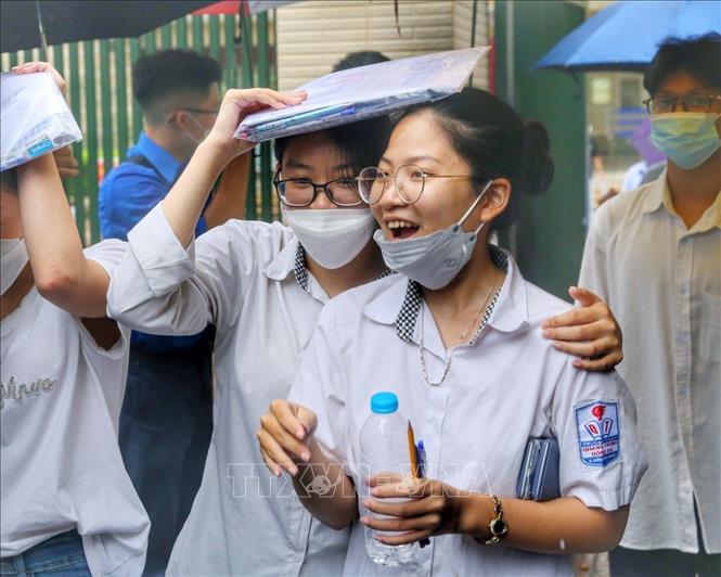 Các thí sinh hoàn thành môn Toán tại điểm thi Trường THPT Kim Liên, quận Đống Đa. Ảnh: Tuấn Đức - TTXVN