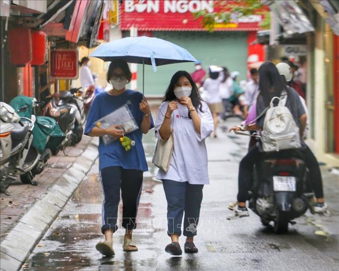 Các thí sinh hoàn thành môn Toán tại điểm thi Trường THPT Kim Liên, quận Đống Đa. Ảnh: Tuấn Đức - TTXVN
