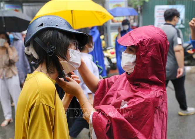 Sự quan tâm của người thân luôn là động lực để thí sinh hoàn thành tốt bài thi. Ảnh: Tuấn Đức - TTXVN