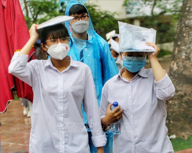 Các thí sinh hoàn thành môn Toán tại điểm thi Trường THPT Kim Liên, quận Đống Đa. Ảnh: Tuấn Đức - TTXVN