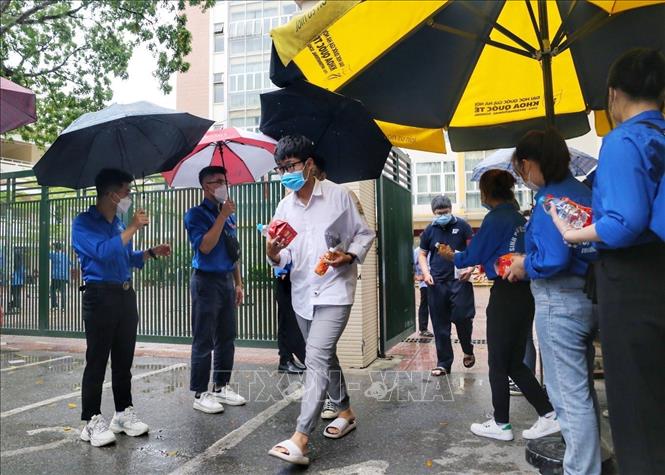 Những thí sinh đầu tiên rời điểm thi Trường THPT Kim Liên, quận Đống Đa. Ảnh: Tuấn Đức - TTXVN