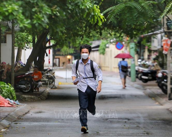 Thí sinh nhanh chóng vào điểm thi môn Toán tại Trường THPT Kim Liên, quận Đống Đa. Ảnh: Tuấn Đức - TTXVN