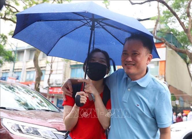 Niềm vui phụ huynh và thí sinh điểm thi Trường THPT Việt Đức sau khi kết thúc ngày thi đầu tiên. Ảnh: Hoàng Hiếu - TTXVN 