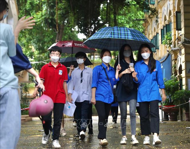 Các thí sinh rời khỏi điểm thi Trường THPT Việt Đức sau khi kết thúc ngày thi đầu tiên. Ảnh: Hoàng Hiếu - TTXVN 