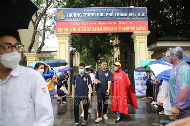 Niềm vui hân hoan của phụ huynh và thí sinh khi hoàn thành môn thi Toán tại điểm thi THPT Việt Đức (Hoàn Kiếm). Ảnh: Nguyễn Phương Thảo – TTXVN phát