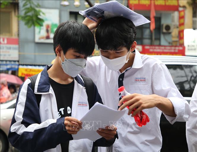 Hai thí sinh ở lại chữa bài sau khi hoàn thành bài thi môn Toán tại điểm thi THPT Việt Đức (Hoàn Kiếm). Ảnh: Nguyễn Phương Thảo – TTXVN phát