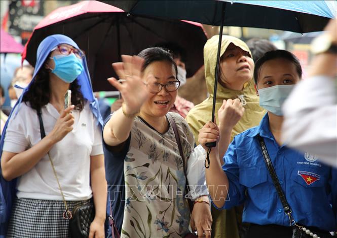 Niềm vui của phụ huynh chào đón con em mình khi hoàn thành xong bài thi môn Toán tại điểm thi trường THPT Việt Đức (Hoàn Kiếm). Ảnh: Nguyễn Phương Thảo – TTXVN phát