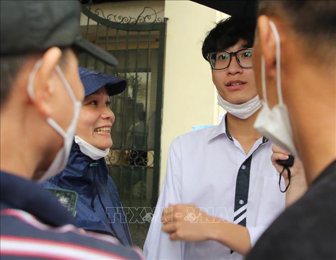 Phụ huynh và người thân vui mừng khi sĩ tử hoàn thành môn Toán  tại điểm thi trường THPT Việt Đức (Hoàn Kiếm). Ảnh: Nguyễn Phương Thảo – TTXVN phát