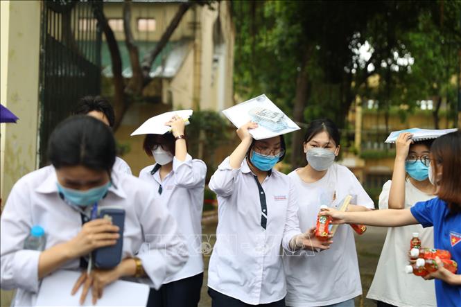 Các thí sinh rời khỏi điểm thi Trường THPT Việt Đức chiều 7/7 khi trời đang mưa. Ảnh: Hoàng Hiếu - TTXVN 
