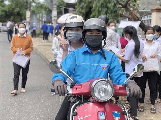 Lực lượng thanh niên tình nguyện tỉnh Kon Tum đã hỗ trợ hơn 720 lượt xe ôm miễn phí cho thí sinh. Ảnh: TTXVN phát