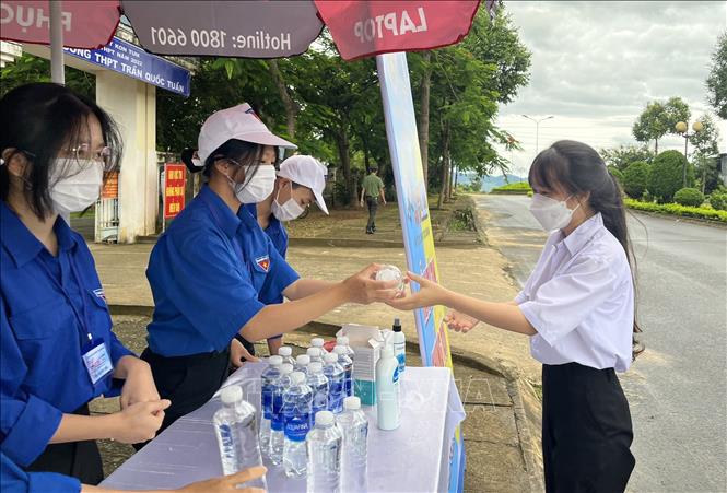 Lực lượng thanh niên tình nguyện tỉnh Kon Tum đã hỗ trợ gần 1.500 khẩu trang y tế; hơn 700 chai nước suối; hơn 150 bộ đồ dùng học tập, bút; 150 áo mưa tiện lợi cho các thí sinh. Ảnh: TTXVN phát