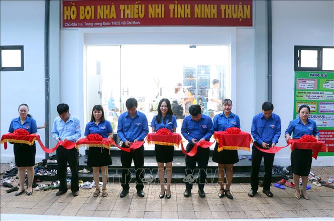 Tỉnh đoàn Ninh Thuận thực hiện nghi thức cắt bặng khánh thành bể bơi nhà thiếu nhi tỉnh. Ảnh: Công Thử - TTXVN