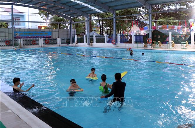 Các em học sinh được dạy bơi lội tại bể bơi nhà thiếu nhi tỉnh Ninh Thuận. Ảnh: Công Thử - TTXVN