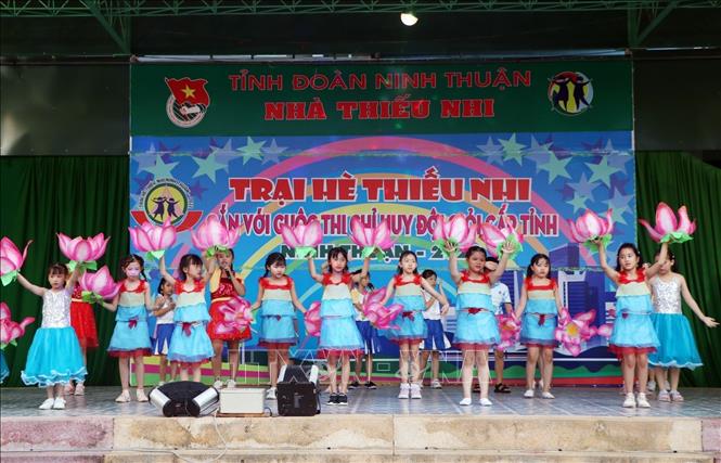 Các em thiếu nhi thành phố Phan Rang-Tháp Chàm biểu diễn văn nghệ chào mừng trại hè năm 2022. Ảnh: Công Thử - TTXVN