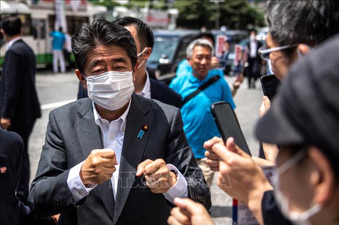 Trong ảnh: Cựu Thủ tướng Nhật Bản Abe Shinzo (giữa) vận động bầu cử cho ứng viên đảng Dân chủ Tự do Kentaro Asahi trong cuộc bầu cử Hạ viện, ở Tokyo, ngày 22/6/2022. Ảnh: AFP/TTXVN