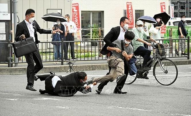 Trong ảnh: Lực lượng an ninh bắt giữ nghi phạm sau khi cựu Thủ tướng Nhật Bản Abe Shinzo bị bắn tại thành phố Nara, ngày 8/7/2022. Ảnh: Mayumi Ueda/TTXVN