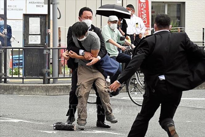 Trong ảnh: Nghi phạm tấn công cựu Thủ tướng Nhật Bản Abe Shinzo bị lực lượng an ninh bắt giữ tại hiện trường, ngày 8/7/2022. Ảnh: Getty Images/TTXVN
