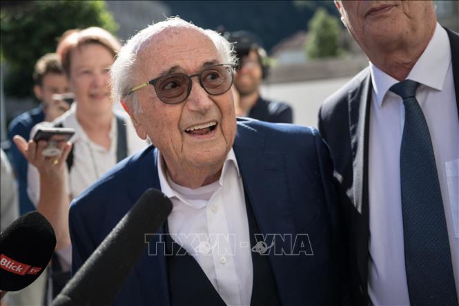 Trong ảnh: Cựu Chủ tịch Liên đoàn Bóng đá Thế giới (FIFA) Sepp Blatter tới phiên xét xử tại tòa án ở Bellinzona, Thụy Sĩ, ngày 8/7/2022. Ảnh: AFP/ TTXVN