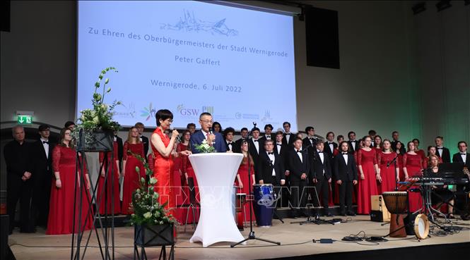Trong ảnh: Đại sứ Vũ Quang Minh phát biểu tại lễ vinh danh Thị trưởng thành phố Wernigerode sắp mãn nhiệm Peter Gaffert. Ảnh: Mạnh Hùng – P/V TTXVN tại CHLB Đức