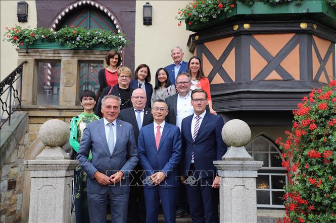Trong ảnh: Đại sứ Vũ Quang Minh chụp lưu niệm với lãnh đạo thành phố Wernigerode. Ảnh: Mạnh Hùng – P/V TTXVN tại CHLB Đức