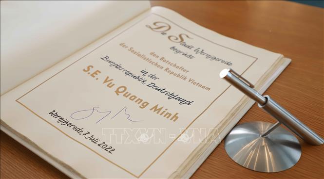 Trong ảnh: Đại sứ Vũ Quang Minh ký Sổ vàng danh dự của thành phố Wernigerode. Ảnh: Mạnh Hùng – P/V TTXVN tại CHLB Đức