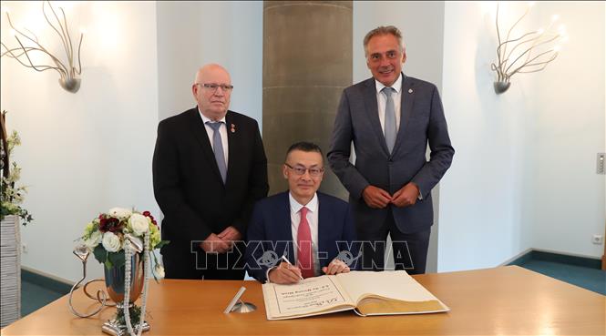 Trong ảnh: Đại sứ Vũ Quang Minh ký Sổ vàng danh dự của thành phố Wernigerode. Ảnh: Mạnh Hùng – P/V TTXVN tại CHLB Đức