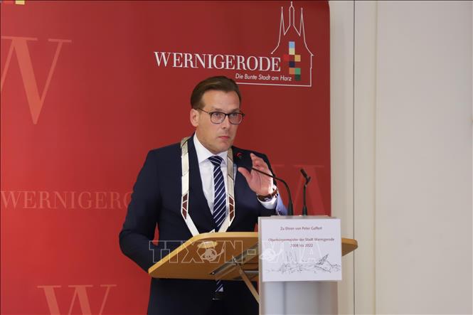 Trong ảnh: Ông Tobias Kascha, Thị trưởng thành phố Wernigerode mới đắc cử phát biểu tại cuộc họp họp đặc biệt của Hội đồng thành phố. Ảnh: Mạnh Hùng – P/V TTXVN tại CHLB Đức