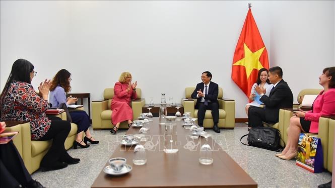 Minister of Foreign Affairs Bui Thanh Son receives Deputy Foreign Minister of Venezuela Capaya Rodriguez./.