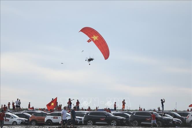 Biểu diễn dù lượn tại Chương trình. Ảnh: Minh Quyết - TTXVN