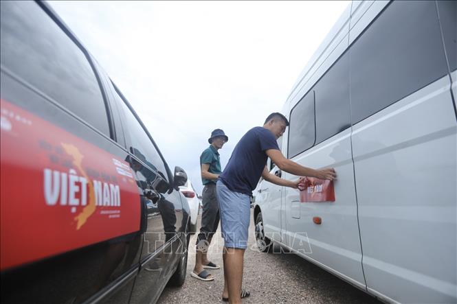 Các xe tham gia xếp hình bản đồ Việt Nam. Ảnh: Minh Quyết - TTXVN