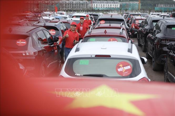 Các xe vào vị trí xếp hình theo đăng ký. Ảnh: Minh Quyết - TTXVN