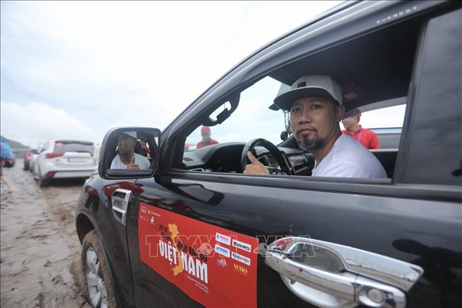 Các xe tham gia xếp hình bản đồ Việt Nam. Ảnh: Minh Quyết - TTXVN