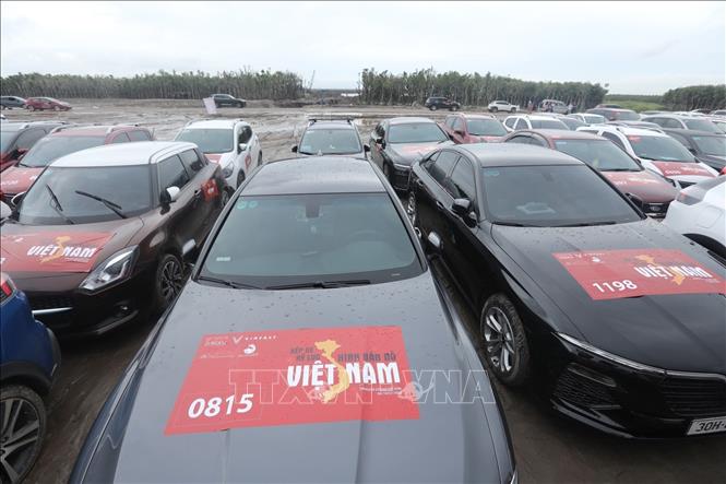 Các xe đã xếp vào vị trí xếp hình theo đăng ký. Ảnh: Minh Quyết - TTXVN