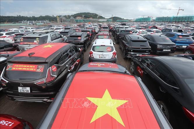 Các xe đã xếp vào vị trí xếp hình theo đăng ký. Ảnh: Minh Quyết - TTXVN