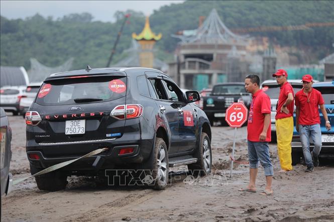Nhiều xe phải nhờ đến sự hỗ trợ của đội cứu hộ vì trời mưa. Ảnh: Minh Quyết - TTXVN