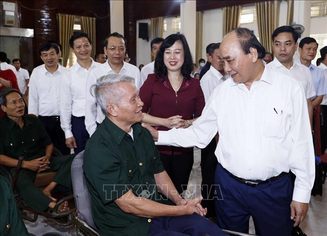 President Nguyen Xuan Phuc talks with sick soldiers at a nursing centre in Thuan Thanh district. VNA Photo: Thống Nhất