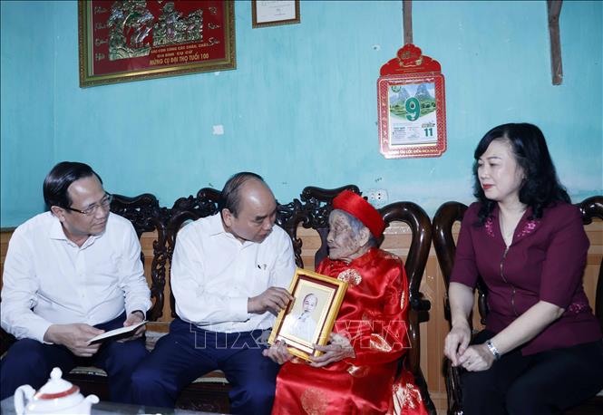 President Nguyen Xuan Phuc visits Heroic Vietnamese Mother Nguyen Thi Ngan, 102 years old, in Vu Ninh ward, Bac Ninh city. VNA Photo: Thống Nhất