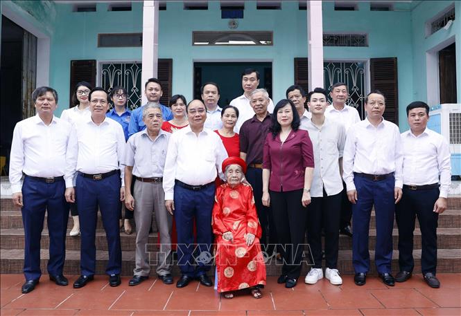 President Nguyen Xuan Phuc visits Heroic Vietnamese Mother Nguyen Thi Ngan, 102 years old, in Vu Ninh ward, Bac Ninh city. VNA Photo: Thống Nhất