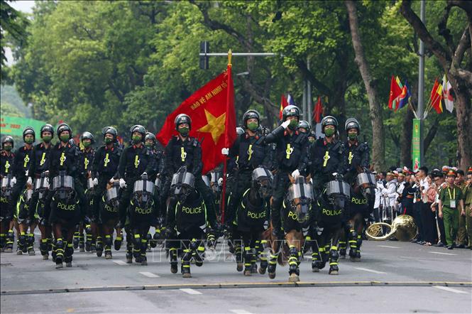 Vietnamese mounted police force parades before the gala opening ceremony. VNA Photo: Phạm Kiên 