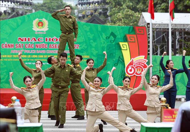 Performance of the Lao police art troupe. VNA Photo: Phạm Kiên 