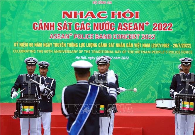 Performance of the Myanmar police's music troupe. VNA Photo: Phạm Kiên 