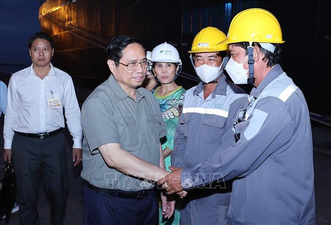 Thủ tướng Phạm Minh Chính thăm hỏi cán bộ, công nhân, người lao động cảng Cái Cui. Ảnh: Dương Giang-TTXVN
